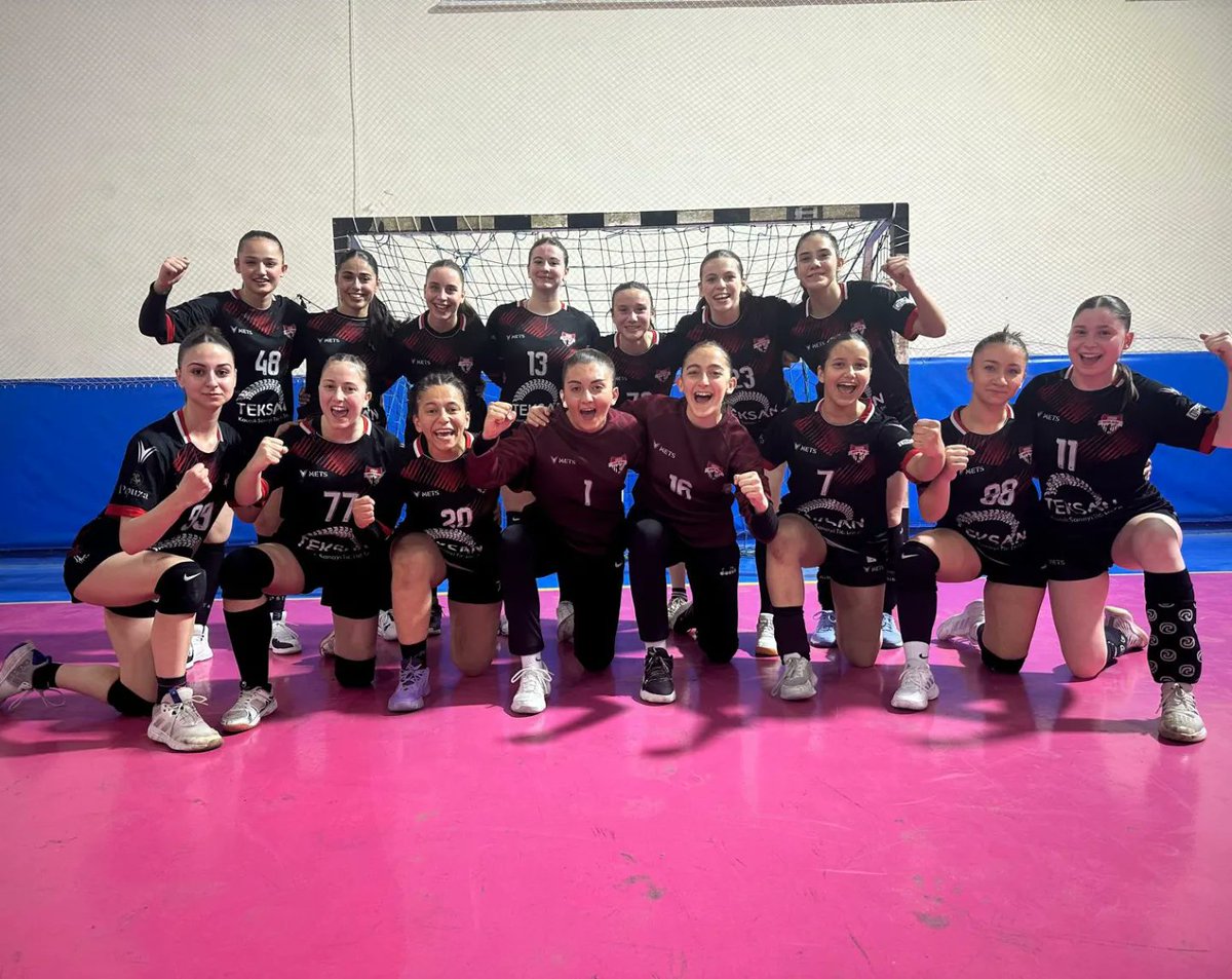 Samsunhentbolsk's tweet photo. Çeyrek Finaldeyiz 🥳

Yıldız Takımımız, Çorum'da düzenlenen Yıldız Kızlar Türkiye Şampiyonası Finalleri'nde bugün On Otomasyon Defnespor Kulübü'nü 41-37 yenerek son 8 takım arasına kalmayı başardı. Takımımızı tebrik eder, başarılar dileriz. Yolun sonu şampiyonluk olsun. ❤️🤍 https://t.co/HnILhFClvC