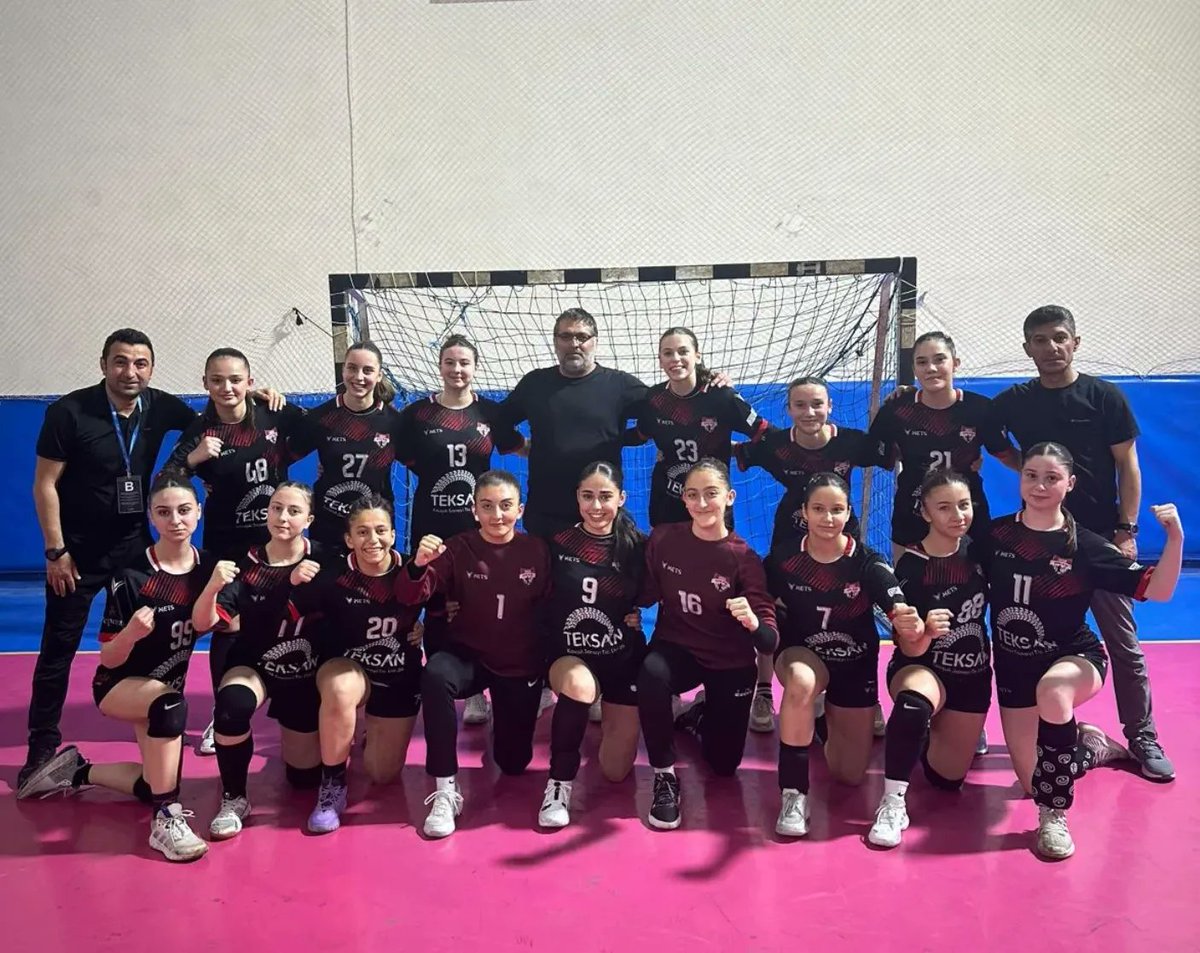 Samsunhentbolsk's tweet photo. Çeyrek Finaldeyiz 🥳

Yıldız Takımımız, Çorum'da düzenlenen Yıldız Kızlar Türkiye Şampiyonası Finalleri'nde bugün On Otomasyon Defnespor Kulübü'nü 41-37 yenerek son 8 takım arasına kalmayı başardı. Takımımızı tebrik eder, başarılar dileriz. Yolun sonu şampiyonluk olsun. ❤️🤍 https://t.co/HnILhFClvC