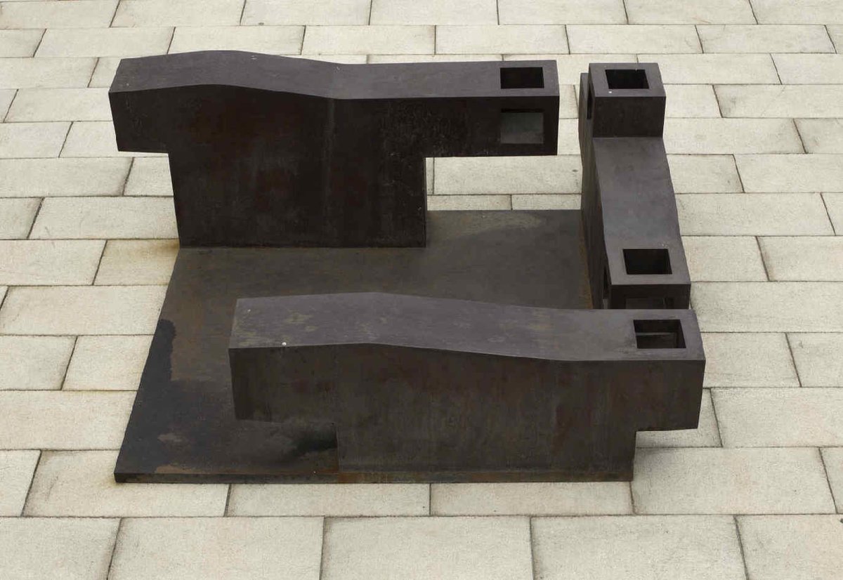 At the entrance of the @ArtiumMuseoa's library in #Vitoria-Gasteiz, you'll find Eduardo Chillida's work 'Eulogy of Architecture XIV.' Observe the relationship between volume and space. Don't walk past it without getting to know it!

#VisitSpain #BasqueCountry #Chillida100