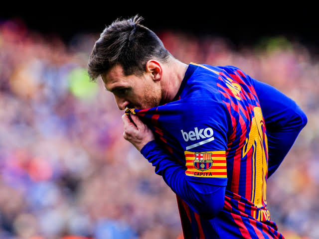 Lionel Messi’s 1st, 100th, 200th, 300th, 400th, 500th, 600th, 700th, 800th landmark goals.

[A THREAD]