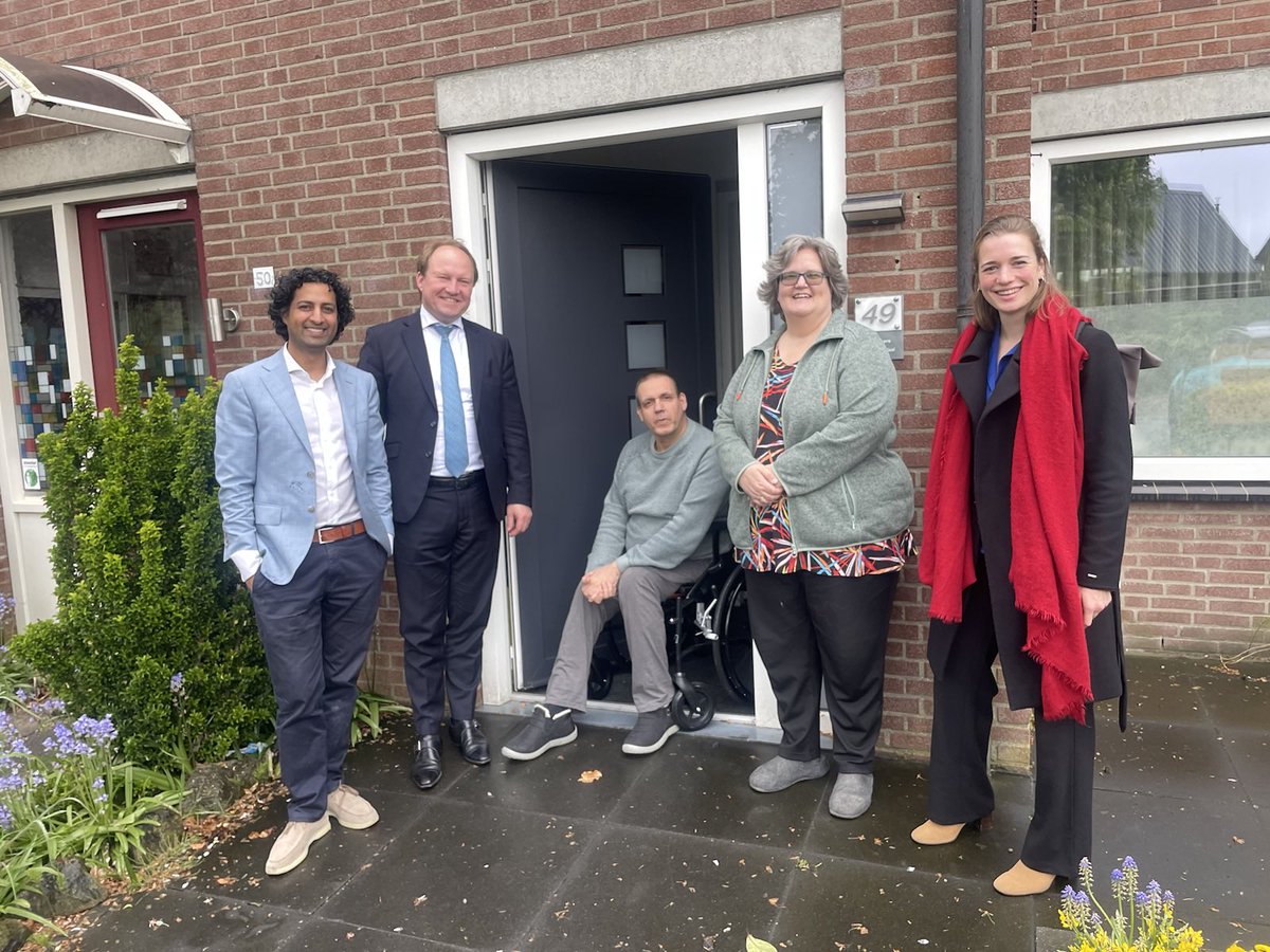 Burgemeester van Almere (@bmalmere) on Twitter photo Op pad geweest met de Ombulance. Samen met Ombudsman <a href="/munishramlal/">Munish Ramlal</a> gastvrij ontvangen door familie Volkers en gesproken over hun positieve ervaring met het klachtenspreekuur van de Ombudsman op het stadhuis. Op pad geweest met de Ombulance. Samen met Ombudsman <a href="/munishramlal/">Munish Ramlal</a> gastvrij ontvangen door familie Volkers en gesproken over hun positieve ervaring met het klachtenspreekuur van de Ombudsman op het stadhuis.