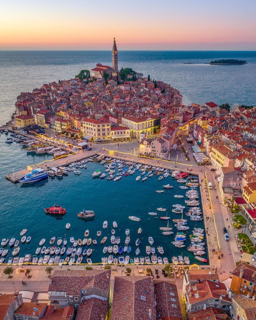 Some of Europe’s most charming coastal towns and cities - a thread 🧵 

1. Rovinj, Croatia 🇭🇷 
📸: Dragomir Strajinic