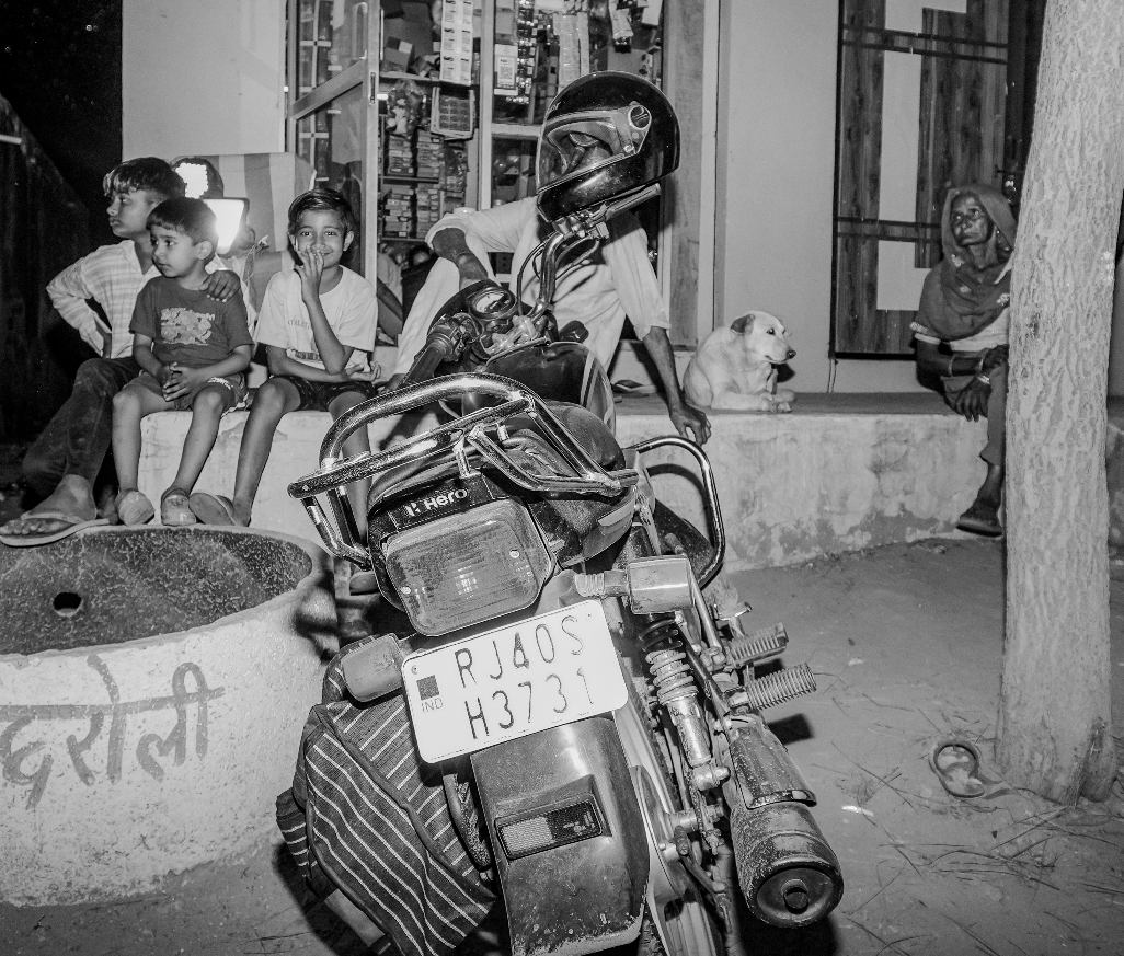📍Alwar , Rajasthan 
.
.
Shot on 📷 : #alpha7iv #CreateWithSony #sonyalphaindia  #sonyalphain #sonyphotography #bnwphotography #blackandwhite #streetphotography #streetsofindia #photography #photooftheday #streetphotographyinternational #election2024 #loksabhaelection #rajasthan