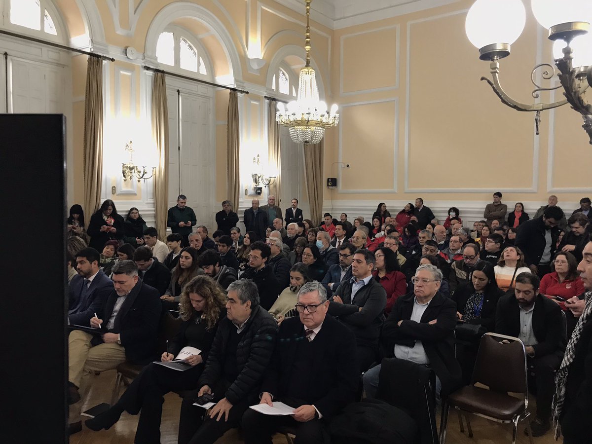 Lleno total en Seminario Los Socialistas y el Derecho al trabajo: los desafíos del siglo XXI. Jefe de bancada @danielmelochile Presidenta @PSChile @pvodanovic y Presidente @anefchile @japdebelli entre otros dirigentes del mundo sindical. Importante discusión, lastima falta TV.