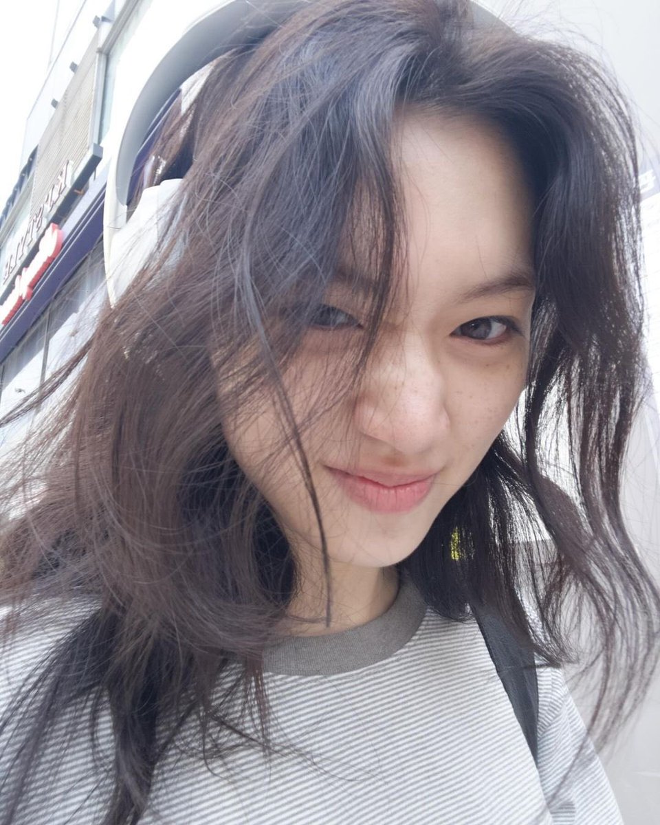 doyeonfile's tweet photo. doyeon’s summer perm hair is back https://t.co/NmJ6uJDt3P