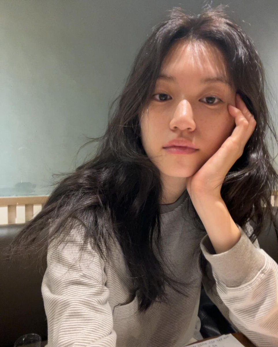 doyeonfile's tweet photo. doyeon’s summer perm hair is back https://t.co/NmJ6uJDt3P