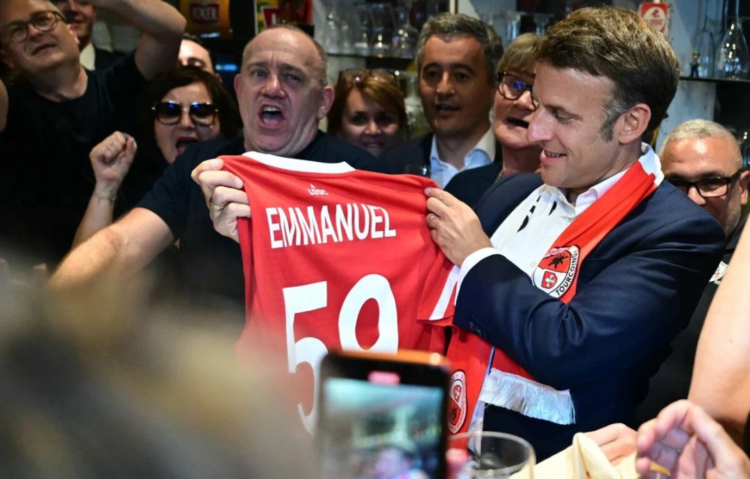 🆕 Nous avons un nouveau supporter. 😅

Il s'agit bien évidemment d'Emmanuel Macron, le président de la République. 🇨🇵

Il est équipé d'une écharpe et d'un maillot du LOSC. 🔴⚪

#NousSommesLille