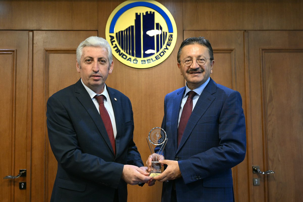 Ankara Üniversitesi Veterinerlik Fakültesi Dekanı Prof. Dr. Ender Yarsan ile bir araya geldik. Nazik ziyareti ve hayırlı olsun dilekleri için kıymetli hocama teşekkür ederim.