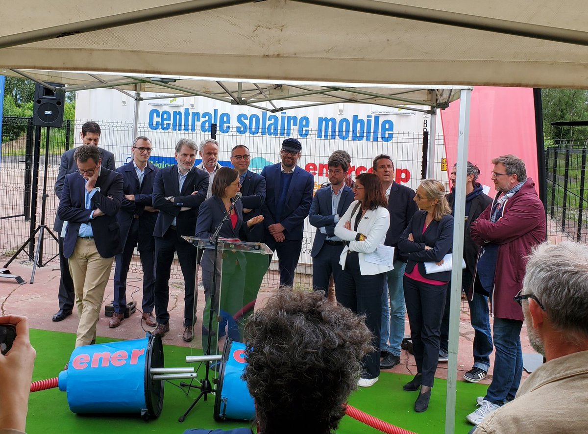 🎊 Inauguration de la #centralemobile #photovoltaique @Enercoop_SCIC à #Lille. 
🏆 Une première nationale avec un raccordement au réseau en plus de l'#autoconsommation collective. 
Bravo à l'équipe d'Enercoop #HautsdeFrance. Merci aux partenaires du projet.