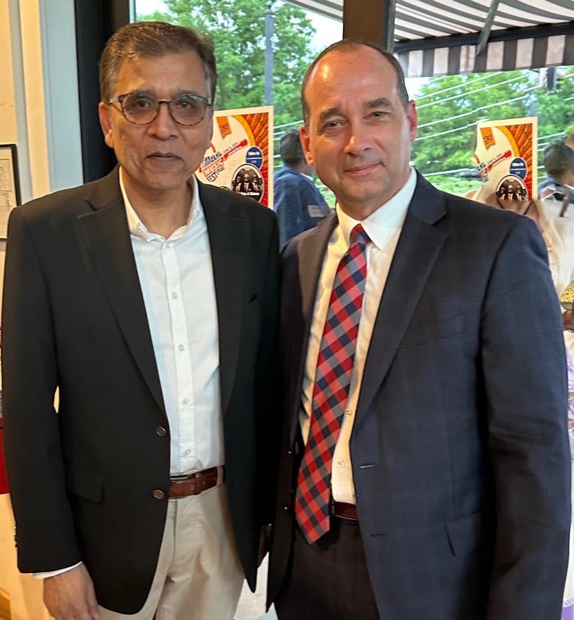 ورجینیا سے کانگریس مین بوب گڈ کے عصرانہ میں کئی پرانے دوستوں کے علاوہ سابق امریکی صدر ٹرمپ کے سابق چیف آف اسٹاف مارک میڈوز سے بھی ملاقات ہوئی اور حالات حاضرہ پر انکی دلچسپ لیکن اہم گفتگو سننے کا بھی موقع ملا۔یہ واضح ہے کہ اگلا امریکی صدارتی انتخاب ایک تاریخی معرکہ ہوگا۔