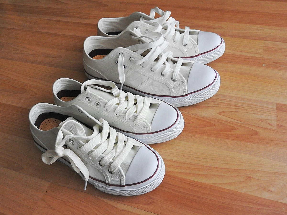 feetbitsneakers's tweet photo. Keep your kicks looking brand new with these sneaker care tips. Share your own tips with us! #SneakerCare #MaintenanceMonday #FeetBit https://t.co/5aW1mhLQPd