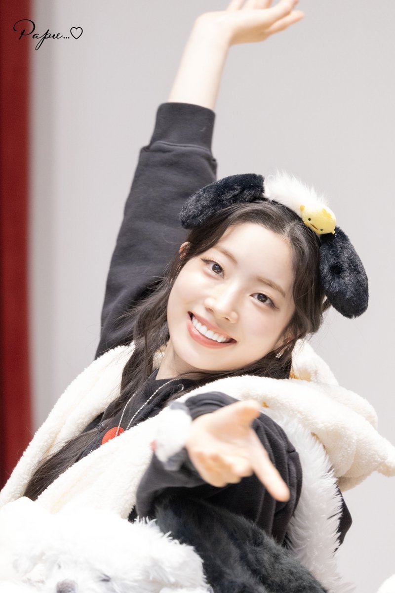 dahyun_papu's tweet photo. #다현이_생일까지_전력질주
#OurDUBelovedDay
#다현이가_메일_행복하길
#다현짱생일축하해
#HAPPYDAHYUNDAY   
다현언니 생일축하해요~🤍🤍
올해도 이렇게 이벤트를 할 수 있어서 좋았고 너무 기뻐요🥹
어제도 와줘서 고마워요ㅠㅠㅠ
영화촬영은 너무 힘들고 너무 바쁜데 항상 버블을 보내줘서 감사합니���ㅠㅠㅠ
건강하고 즐거운 시간 보내세요😌🩵