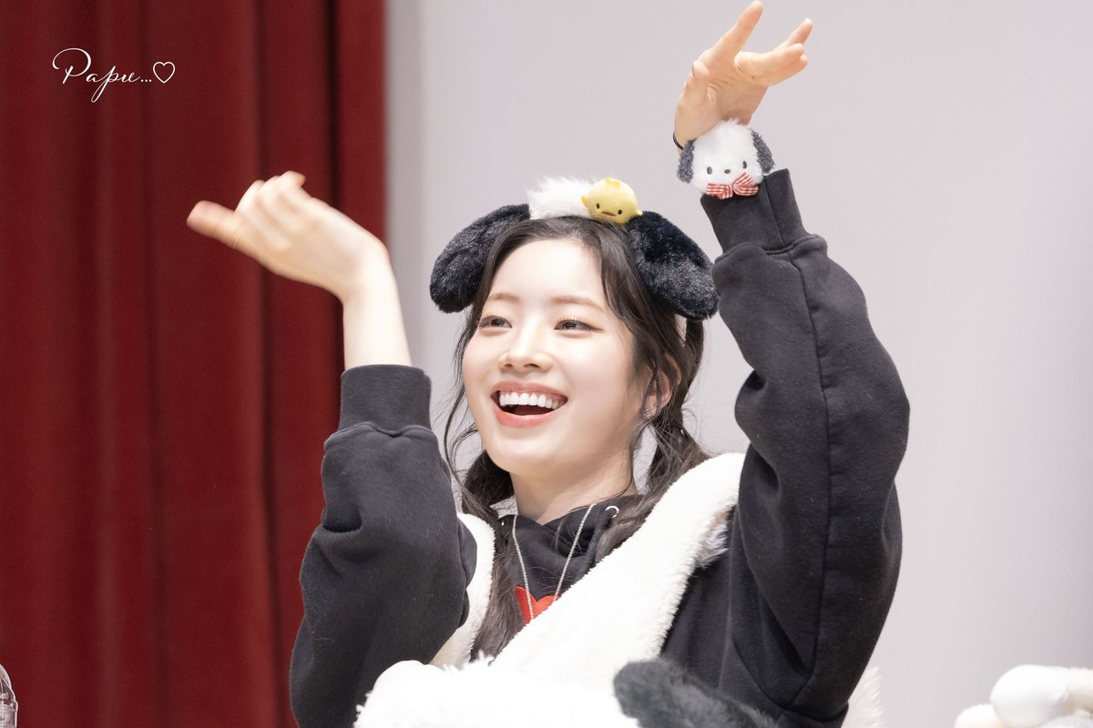 dahyun_papu's tweet photo. #다현이_생일까지_전력질주
#OurDUBelovedDay
#다현이가_메일_행복하길
#다현짱생일축하해
#HAPPYDAHYUNDAY   
다현언니 생일축하해요~🤍🤍
올해도 이렇게 이벤트를 할 수 있어서 좋았고 너무 기뻐요🥹
어제도 와줘서 고마워요ㅠㅠㅠ
영화촬영은 너무 힘들고 너무 바쁜데 항상 버블을 보내줘서 감사합니���ㅠㅠㅠ
건강하고 즐거운 시간 보내세요😌🩵