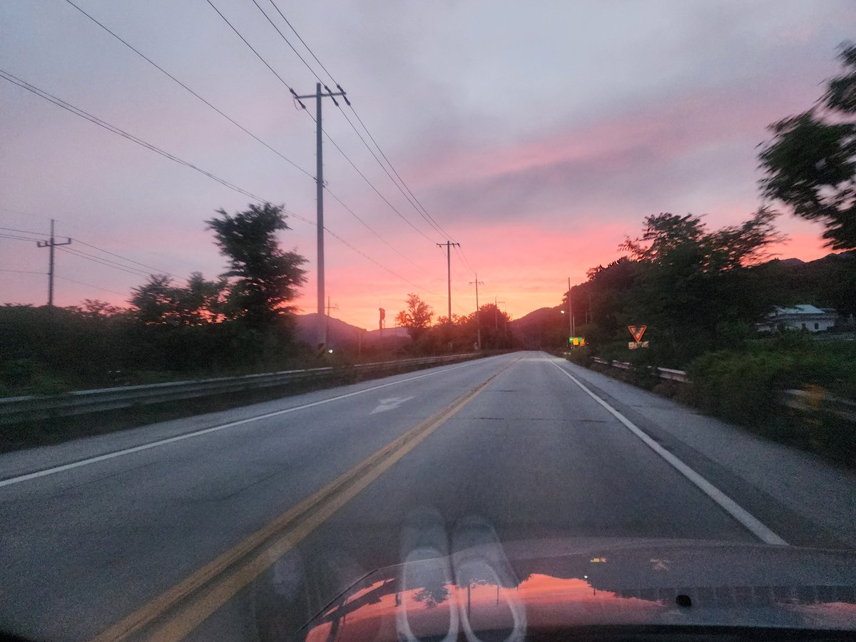 저녁노을이  아름답다
나의 노년은???
하나밖에  없는  딸랑구 생각에
마음이  짠하다 나가고나면
홀로남은  아이는 이험한세상
어찌살까  기대고 의지할곳없는데  
다가오지 않은
일에 걱정은 노파심일까
나이가 들어가니 약해지는
몸과 마음  이런 에미 마음을
알런지.....