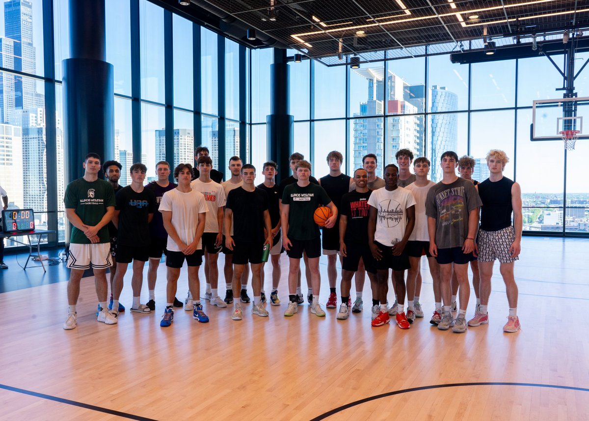 ILHoopProspects's tweet photo. A ton of competition, simplicity, and togetherness at our college runs downtown this weekend. It was great to see so many guys reconnect and share their experiences. Players from different levels, different schools, and different classes battled. Hoop is hoop. You love to see it https://t.co/iJWKSN2iq6