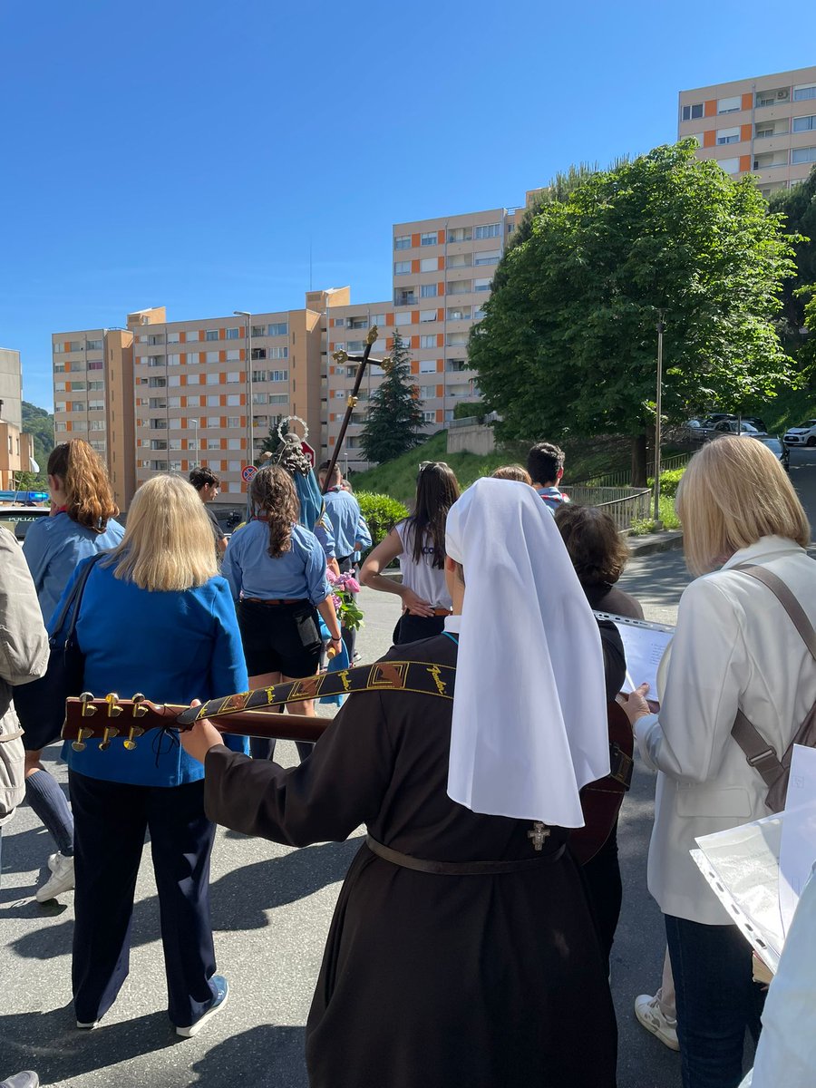 francescanverbo's tweet photo. COMUNITA' IN FESTA. Giorni di festa per Maria Ausiliatrice nella Parrocchia Santa Croce (Genova).
Domenica 26, Messa e pranzo con Mons. Marco Tasca. Successivamente, c’è stata la Processione per le strade del quartiere con la preghiera del Rosario e animata con canti.  
#comunita https://t.co/D62O9bUE12