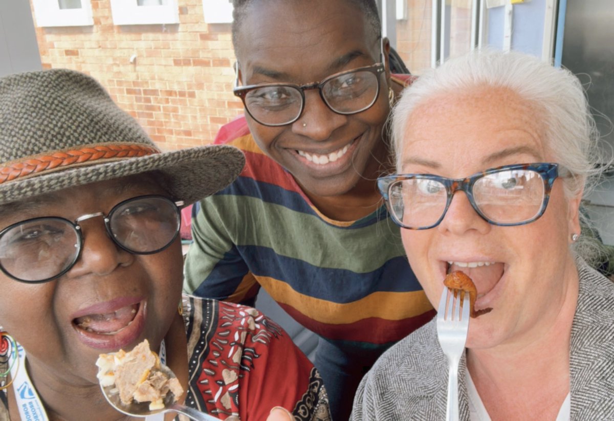 sachabroxbourne's tweet photo. Community Lunch for everyone! Yinka Sonubi works tirelessly to provide for families and children in the area. She never ceases to amaze me. What a star 🌟 🌟🌟 @yinkasonubi https://t.co/b4Tve25I3e