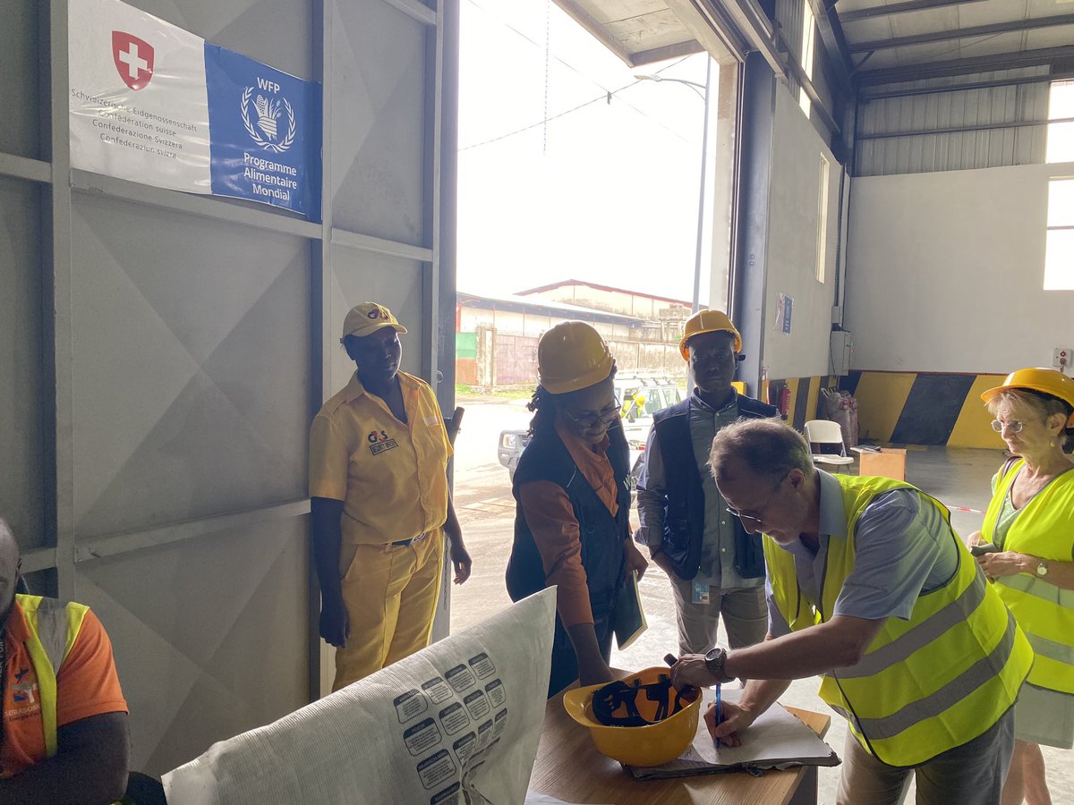 #Cameroon🇨🇲   Our warehouses📦are buzzing with activity, delivering lifesaving food assistance to vulnerable communities in Cmr🇨🇲, Chad🇹🇩 & beyond🌍   Manuel Mutrux, representing @SwissAmbYaounde toured @WFPSupplyChain Douala base seeing the impact of its3⃣7⃣0⃣0⃣0⃣MT of capacity