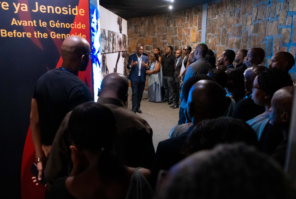 On their visit today, the staff @FAORwanda and @IFAD honored victims of the 1994 Genocide against the Tutsi and learnt more about the causes, reality and consequences of the Genocide through a guided tour of the memorial exhibit. #Kwibuka30