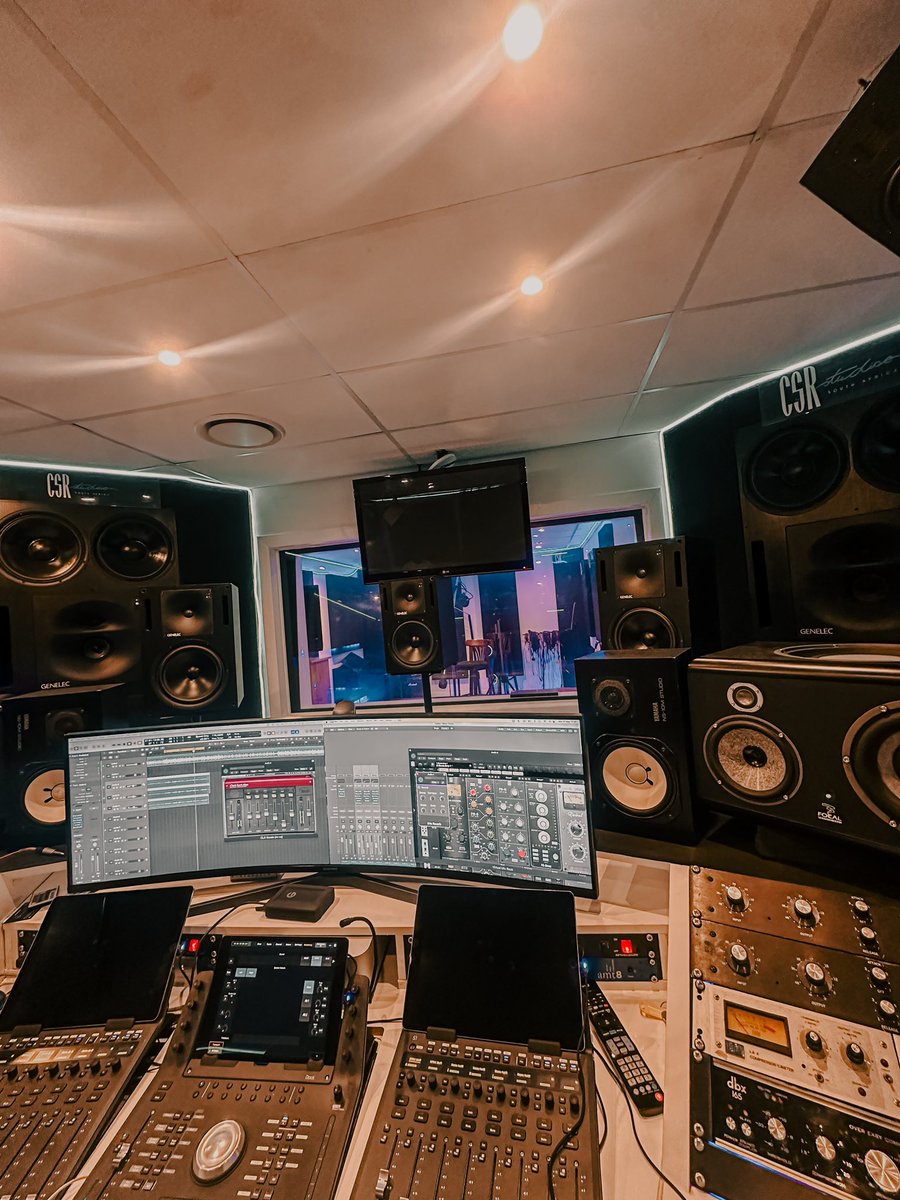 SmallBeast89's tweet photo. @PrinceKaybee_SA  Le @teejay_omarzar Re Emetse Pina Eo Bo Dawg!! All The Best In Studio 🎹🎙🖥⌨️🖱🎼Vandag!! https://t.co/DXwQV2cn7q