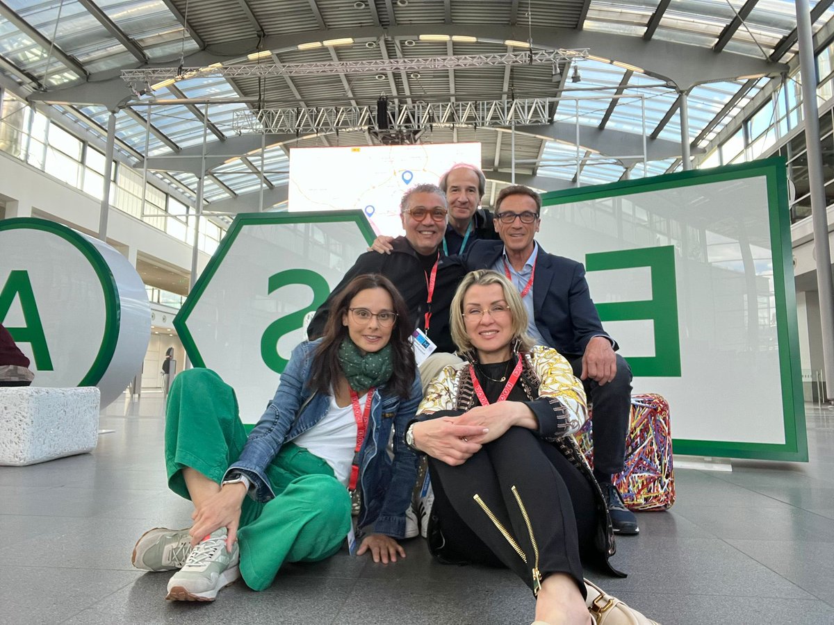 AnestaliaCMT's tweet photo. Excelente representación de #AnestaliaTeam en el Congreso Europeo de Anestesia #EuroAnaesthesia2024 organizado por la @ESAIC_org 

🎤🎤Presentación de 4 pósters del equipo y mucho networking con los compañeros de profesión 👏👏👏👏👏 https://t.co/HQapn8O9F4
