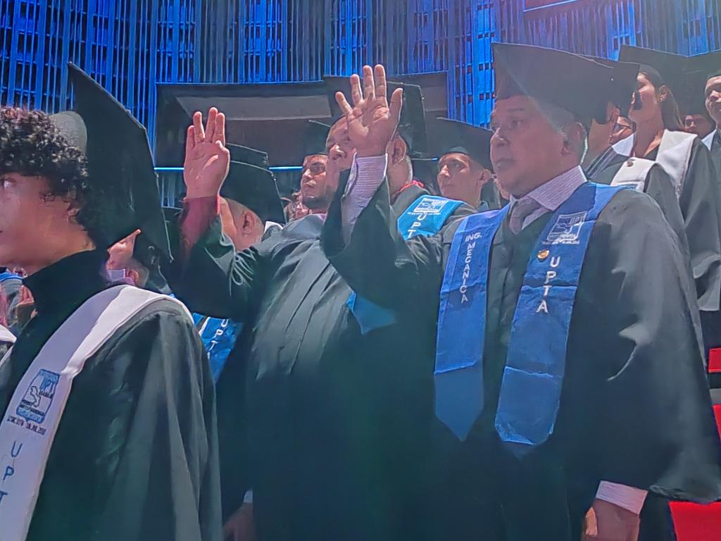 uptasocial's tweet photo. Toma de juramento por parte de los egresados de la @UPTAragua a cargo de la #Rectora @BettysMunoz 
@sandraoblitasr 
@MPPEU_Ve https://t.co/sKApX3e8nv