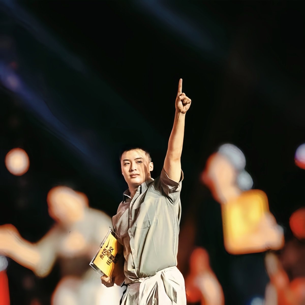 PKU1898's tweet photo. #PKUFaces Meet Zhang Jingxian, the president of #FLCrew, the iconic #StreetDance club at #PKU.
Zhang's first encounter with street dance was during a holiday break when he stepped into a dance studio. Since then, he has transformed, becoming more masculine, resilient, self-assured, and embracing self-love. For him, street dance embodies the essence of his youth.πΆβ£