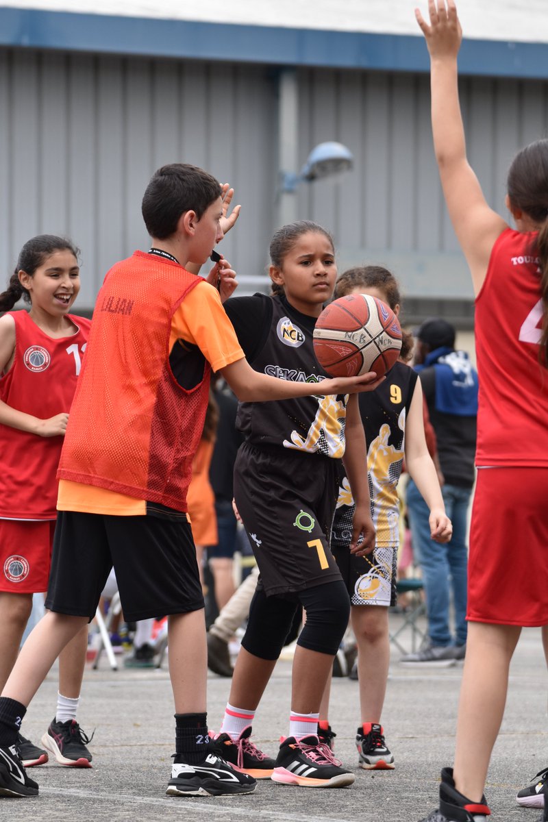 Comitebasket31's tweet photo. 🏀CLAP DE FIN - FNMB 2024🧡
Une cérémonie de clôture grandiose à l'image du weekend passé.
👏 aux 1300 mini-basketteurs-euses (240 équipes)
👏 aux 150 arbitres
👏 aux 80 bénévoles
Rdv l'année prochaine‼️ https://t.co/2TzuWsyvJT
