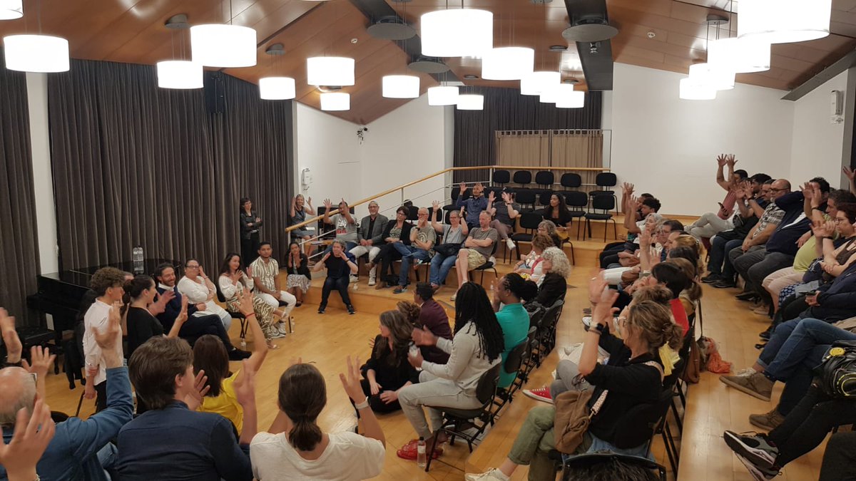 Liceu_cat's tweet photo. El mestre Gustavo Dudamel i el Coro Manos Blancas (@CMBarquisimeto) actualment representen 'Fidelio' al Liceu, en una proposta creada per a públic sord i oient

És per això que han aprofitat l'ocasió per conèixer integrants de la comunitat sorda de Catalunya a través de @FESOCAinfo.