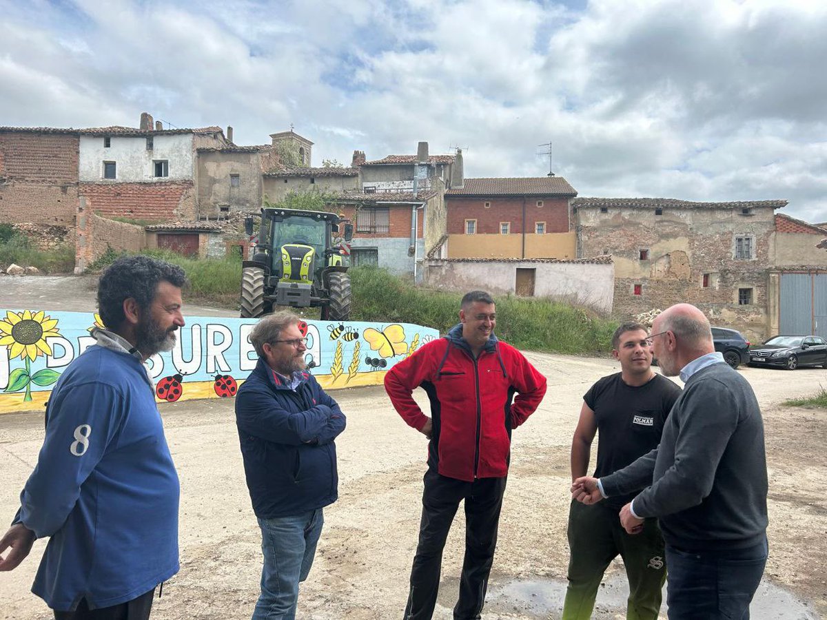 Vox_Burgos's tweet photo. Nuestro procurador, @isicilia, detiene su ruta en la #Bureba, donde comparte opiniones sobre la falta de libertad que impone la Agenda2030 con agricultores locales. https://t.co/po09Xjvd4Q