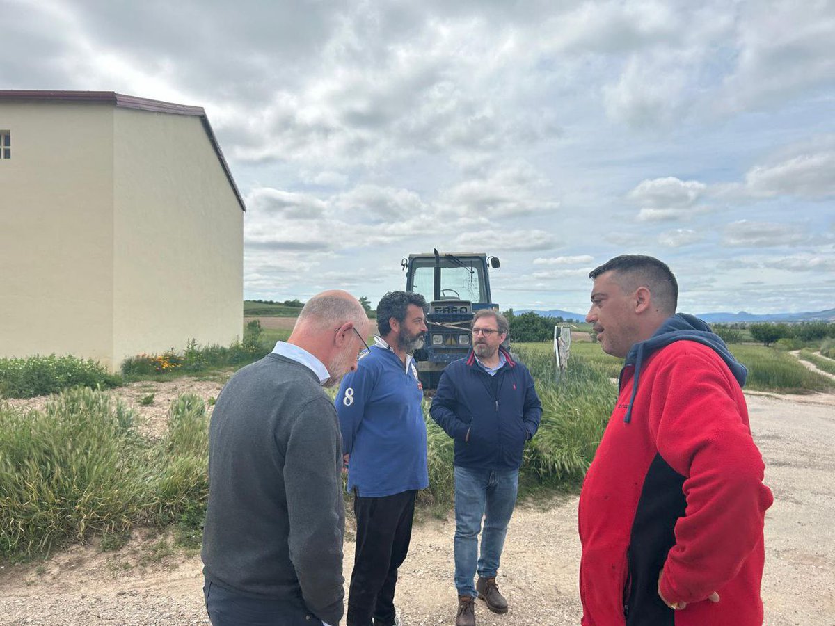 Vox_Burgos's tweet photo. Nuestro procurador, @isicilia, detiene su ruta en la #Bureba, donde comparte opiniones sobre la falta de libertad que impone la Agenda2030 con agricultores locales. https://t.co/po09Xjvd4Q