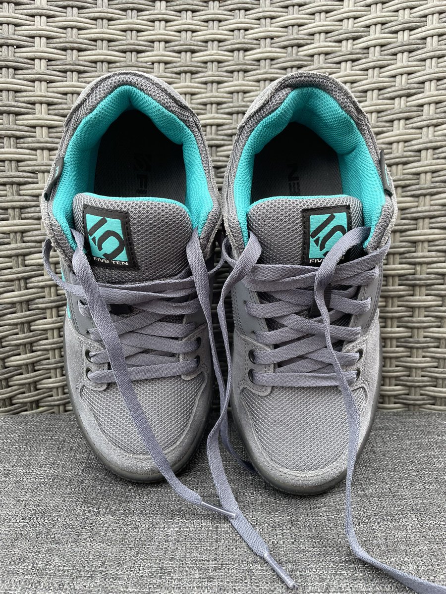 1NatCrispin's tweet photo. Sold some stuff on Vinted, used a bit of it to buy me some Freerider #FiveTens for flat pedals, £16 . They are in mint condition 😝 https://t.co/3TQXdbGLqh