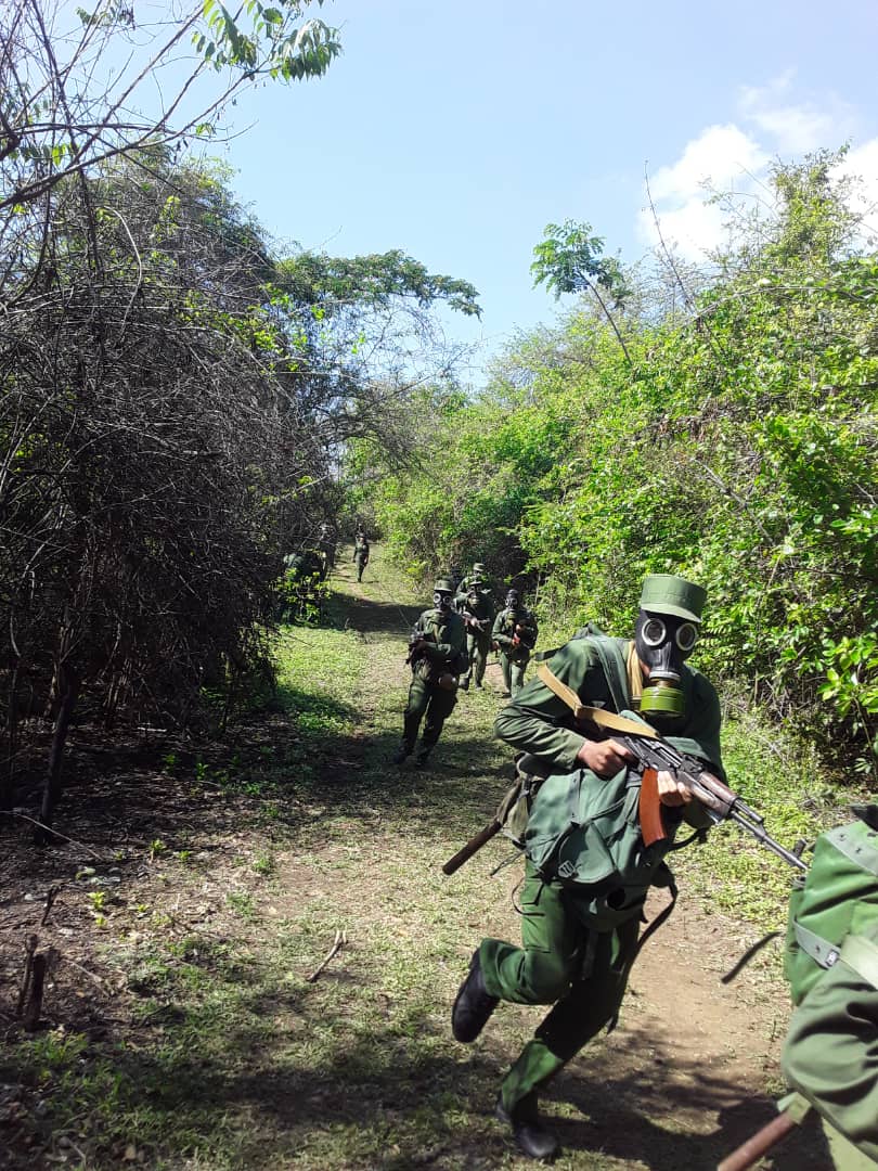La preparación para la defensa, razón de ser de las Fuerzas Armadas Revolucionarias. Jóvenes combatientes muestran los resultados de su esfuerzo y sacrificio. #CubaViveEnSuHistoria @RgionMtarVC @MinfarC @CentralEjercito