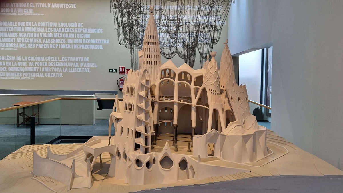🏰El centre d’interpretació de la Colònia Güell amplia la seva exposició dedicada a l’obra d'Antoni Gaudí, gràcies a la donació del conjunt de maquetes per part de la Universitat d’Innsbruck. #som311 #ODSDiba ✅bit.ly/expoColòniaGüe…