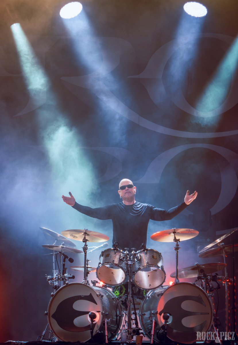 RockPicz's tweet photo. Ian Haugland of @europetheband
#europetheband #grönalund #grönanlive
#ianhaugland
#rockpicz #rockphoto #rockphotography #concertphotography #musicphotography #livemusic #livemusicphotography #htbarp #audioloveofficial #hardrock #rock #drummer https://t.co/BaoBQwZ5pI
