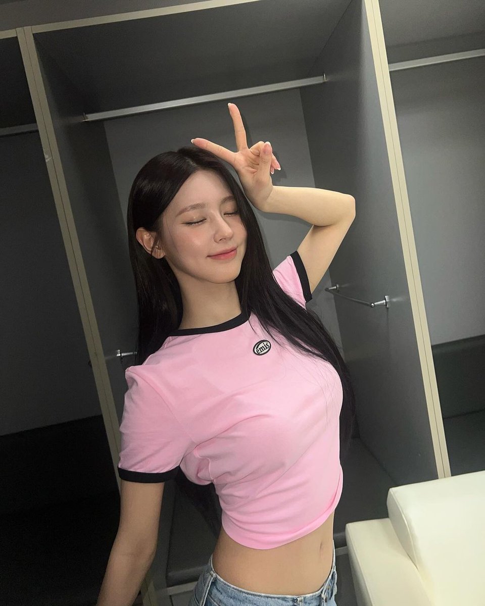 Swathed in a cloud of spun sugar, a symphony of rose whispers against my skin. Isn't it obvious that pink is my favorite color, 𝐧𝐞𝐯𝐞𝐫𝐥𝐚𝐧𝐝? 🌸🎀