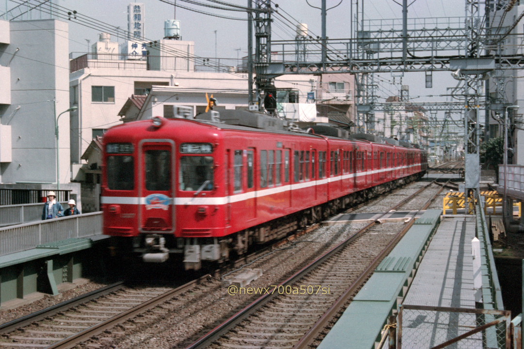 ちょっとブレてるけど、羽田駅開業の頃、1000形集中冷房車の急行千葉ニュータウン中央行き。京急蒲田の延伸した空港線ホーム、日によっては呑川からドブの臭いが漂ってきてたけど、そのくらいが蒲田らしいと思う地元民。