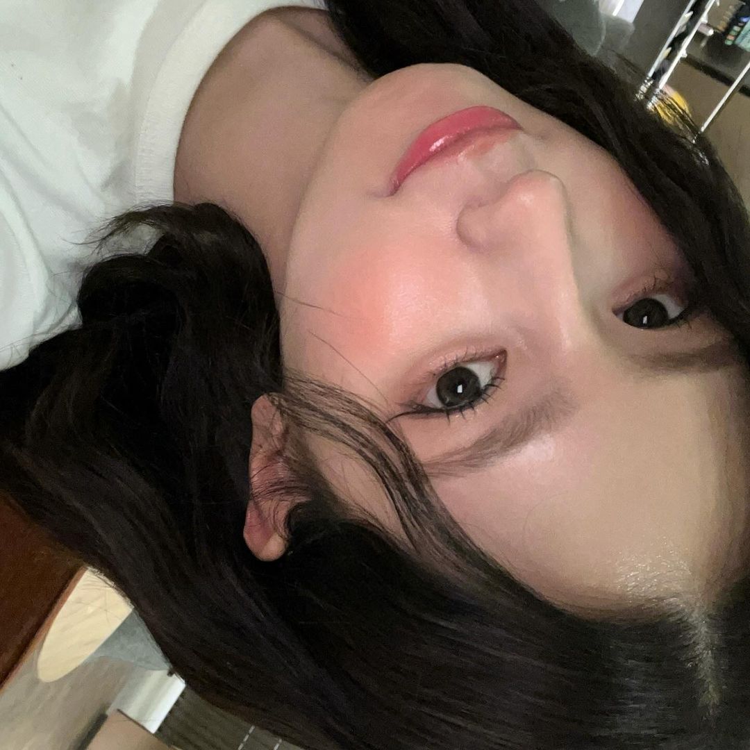 Caught me in this blurry masterpiece. Not all pics gotta be perfect, right? .𖥔 ݁ ˖ 📸 sometimes the shakier the better. Who needs focus when you've got good vibes?