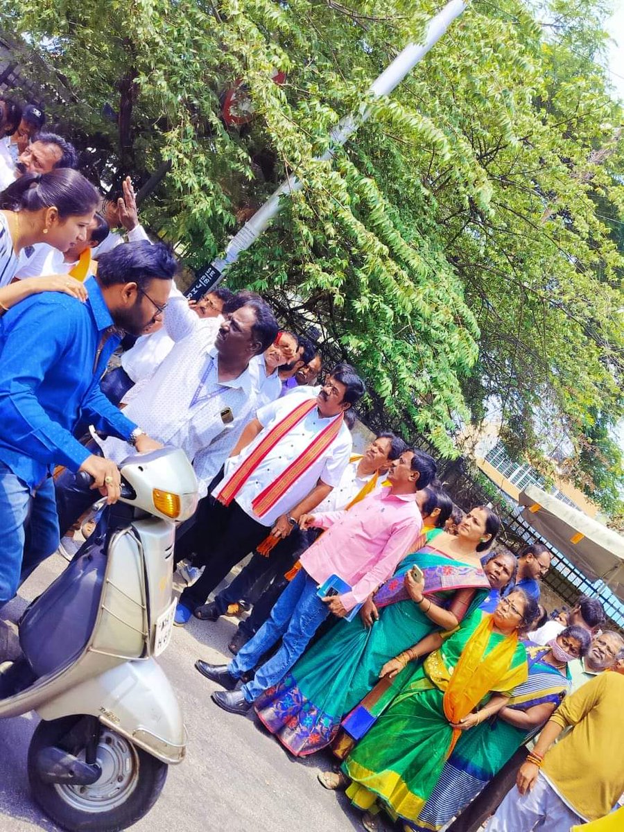 Conducted an inspection of the ongoing work at Wood Park in Hoysalanagar ward and the renovation of the footpath on Jeevan Bhima Nagar Main Road along with government officials and local residents. 

These works have been undertaken using MLA Funds.