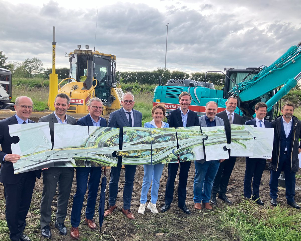 Eerste spadesteek R4 West en Oost: ringweg rond Gentse deel van North Sea Port wordt veiliger heringericht voor doorgaand verkeer, verkeer naar woonwijken en fietsers.

🚲 bit.ly/3KiEJhK

<a href="/LydiaPeeters/">Lydia Peeters</a> <a href="/MDiependaele/">Matthias Diependaele</a> <a href="/MathiasDeClercq/">mathias de clercq</a> <a href="/DaanSchalck/">Daan Schalck</a> <a href="/BESIXOfficial/">BESIX Group</a> <a href="/pmvnv/">PMVnv</a>