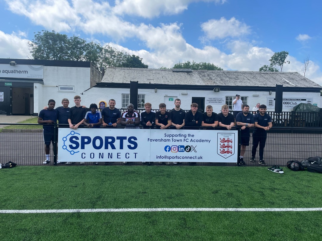 The Faversham Town U19 academy had an exciting encounter with @daRealAkinfenwa at the Aquatherm Stadium last week! ⚽🙌 Meeting the legend himself was an unforgettable experience for the players. #FavershamTownFC #U19Academy #Akinfenwa #FootballLegend #AquathermStadium