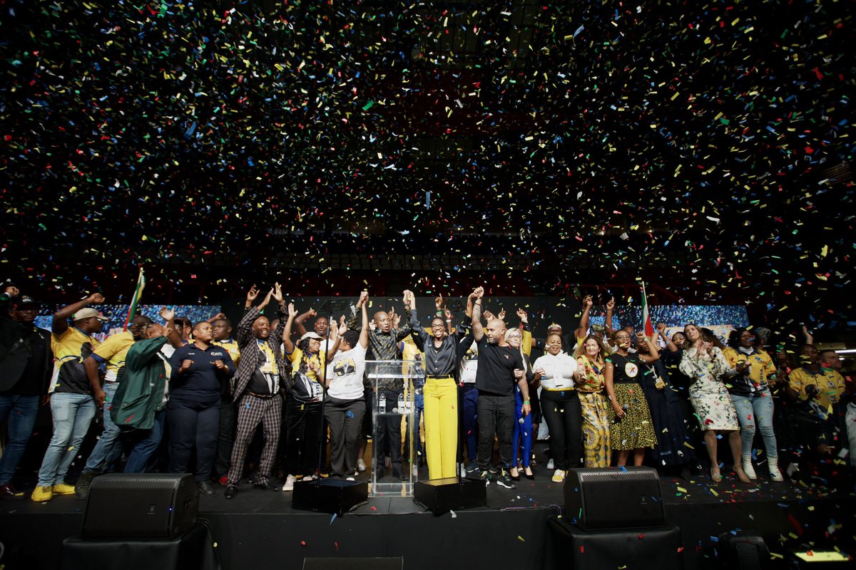 NobuntuSA's tweet photo. What a time! What a moment! We are building one South Africa! Ziyajikizinto 🇿🇦 #JikizintoRally #VoteBOSA2024 https://t.co/GHnub9SnvO