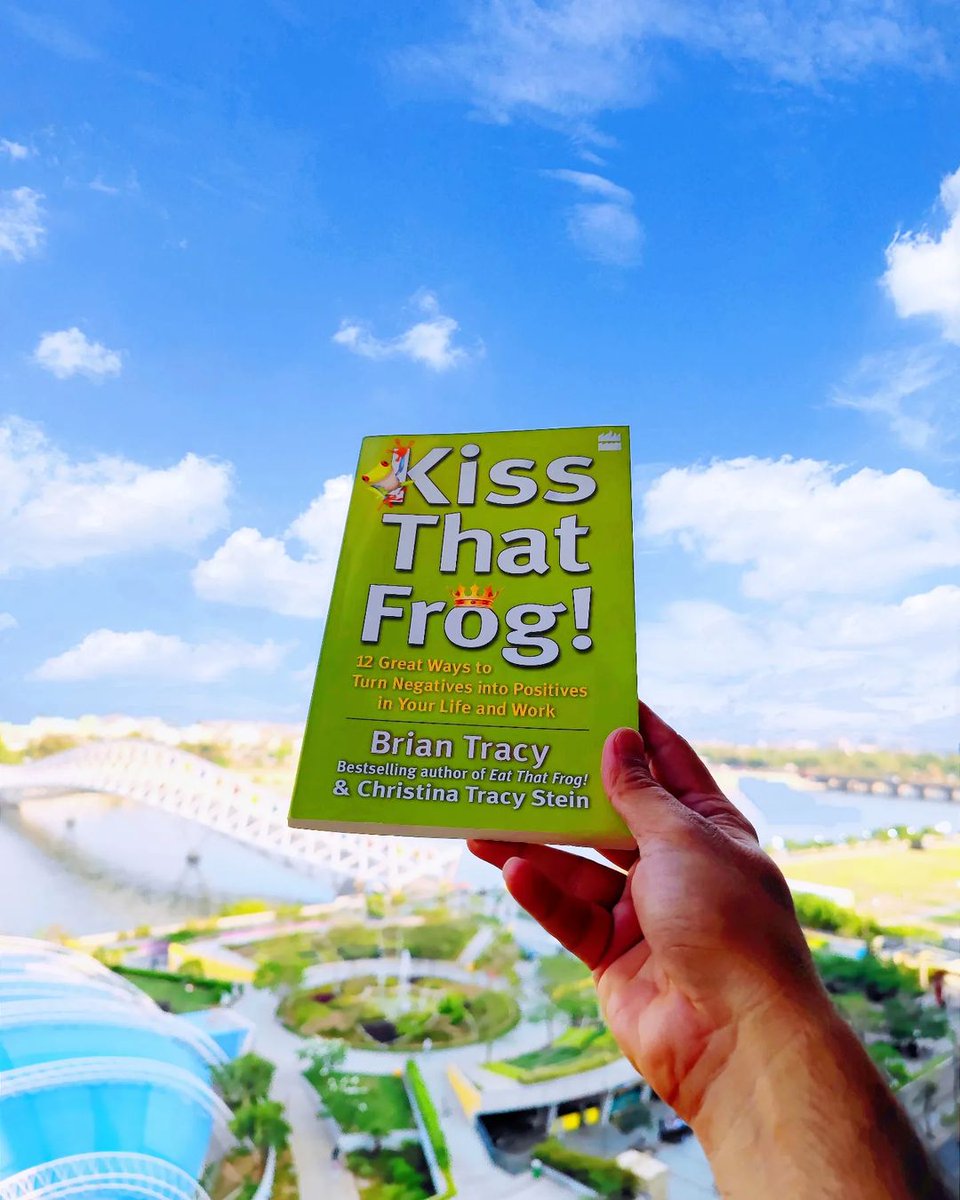 Introducing 'Kiss That Frog!: 12 Great Ways to Turn Negatives into Positives in Your Life and Work' – your ultimate guide to conquering challenges and embracing positivity: bit.ly/3wpNrqV Credit: bookbins on IG #briantracy #personaldevelopmentbook #kissthatfrog