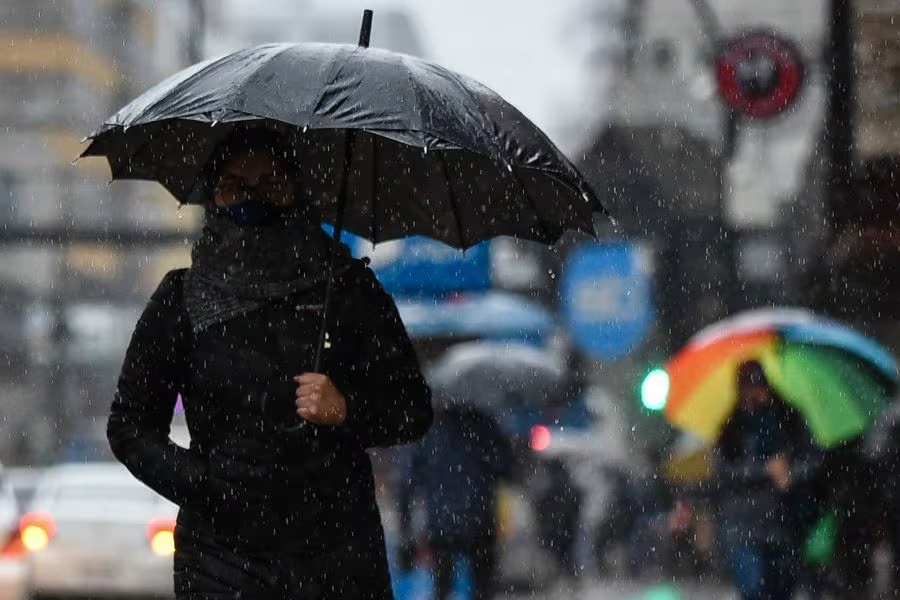 El paso de la primera onda tropical de la temporada provocará lluvias de intensidad variable, algunas acompañadas de descargas eléctricas, en gran parte del país, de acuerdo con el boletín meteorológico del INAMEH para este lunes 27 de mayo.