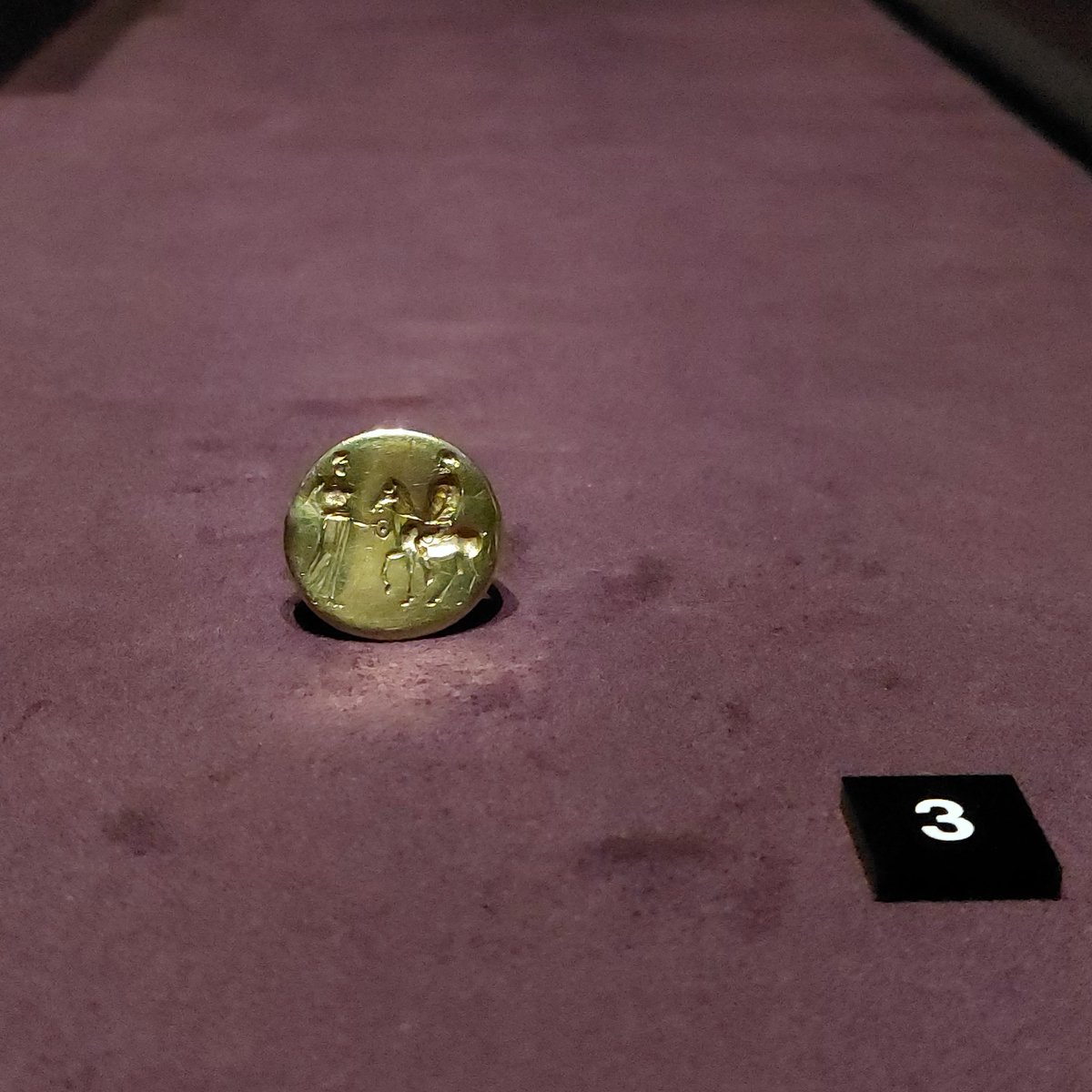 CanMusHistory's tweet photo. Take a close look at this gold signet ring.
It was found in the tomb of a Thracian prince or another royal family member. Thracians were known as a fierce military power and nobility who often fought on horseback.

(1/2) #FirstRoyals https://t.co/JFpkqszRe7