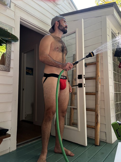 Retweet if you want to play with my hose? https://t.co/QOqV9LMDKq