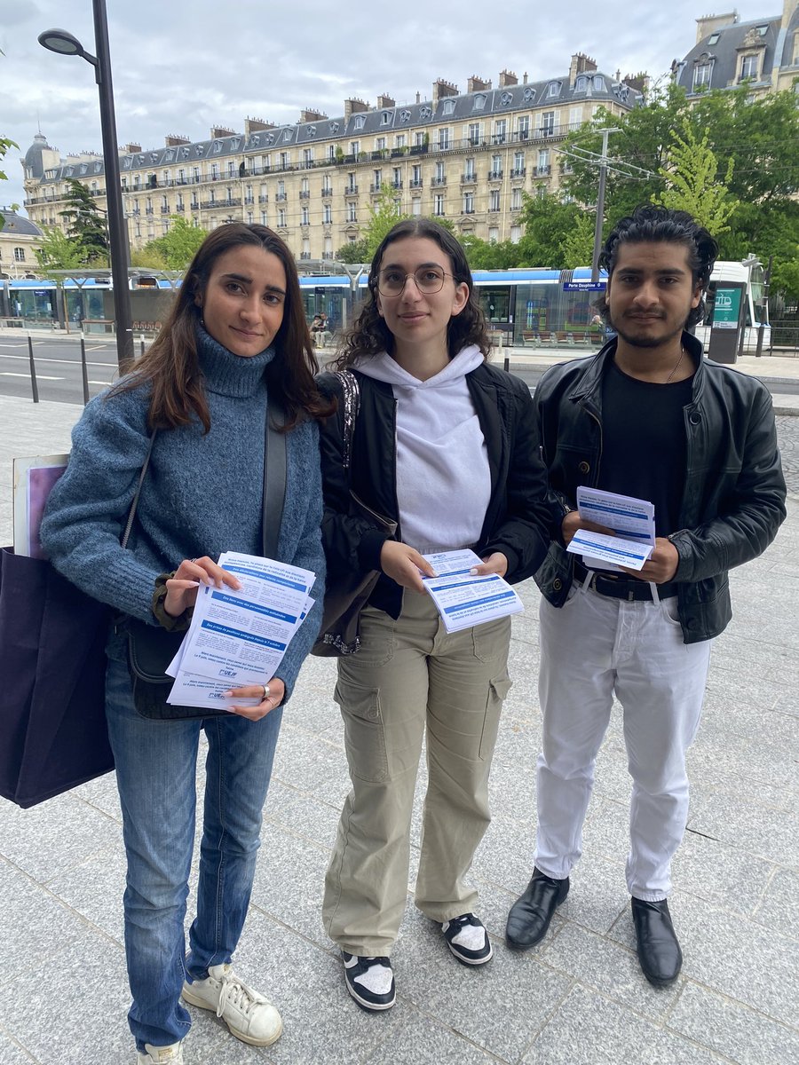 A quelques heures du début de la conférence de @RimaHas nous sommes devant @Paris_Dauphine pour sensibiliser les étudiants aux dangers de son discours et de celui de la @FranceInsoumise La justification du terrorisme et le complotisme n’ont pas leur place dans les facs