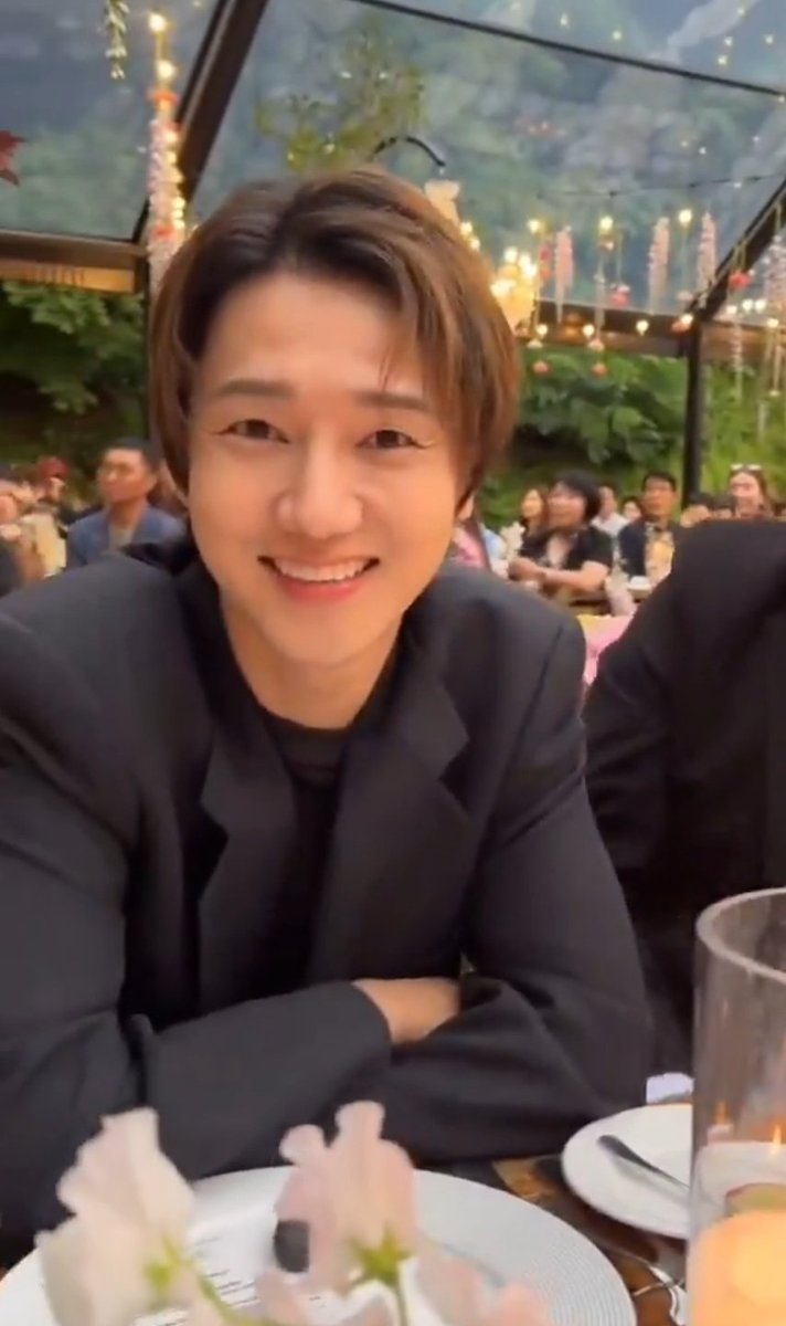 Solo porque me veo así de guapo, reaparezco y vuelvo a desaparecer. Han sido grandes días.