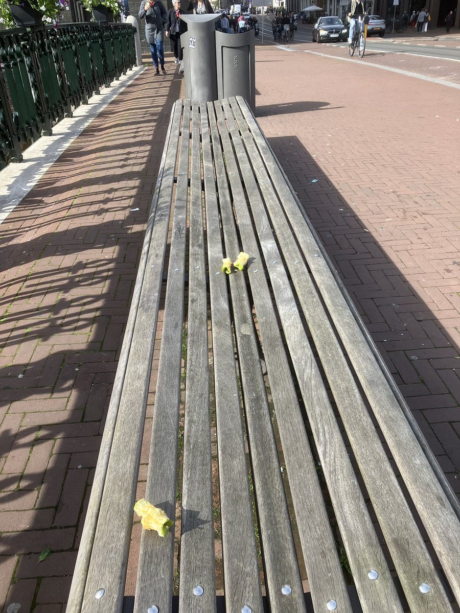 Waarom afval zo achterlaten terwijl verderop er een prullenbak is?