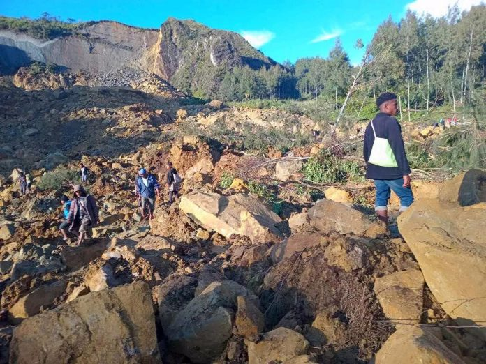 El Centro Nacional de Desastres de Papúa Nueva Guinea afirma que más de 2.000 personas quedaron enterradas por la gran avalancha que asoló una remota localidad del norte del país la madrugada del viernes.